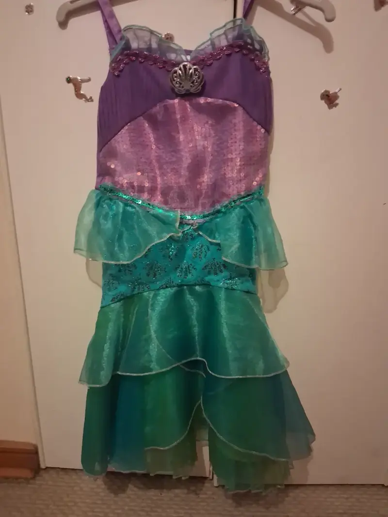 Disfraz de sirena para niña con detalles brillantes