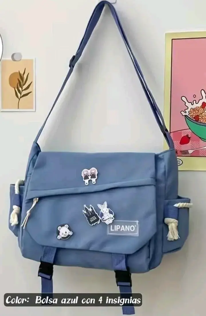 Bolso bandolera azul con insignias - 1