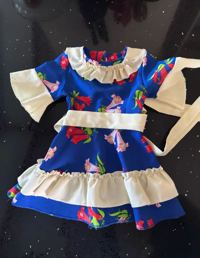 Vestido cueca infantil azul con flores y volantes - 1