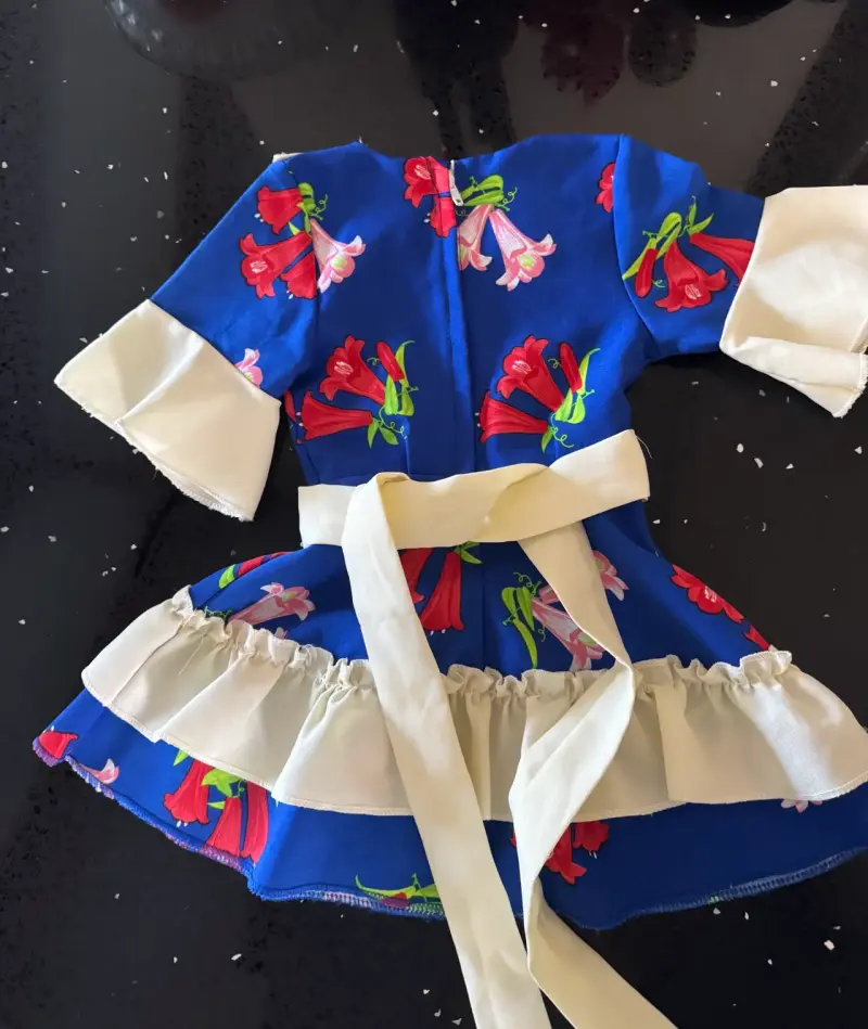 Vestido cueca infantil azul con flores y volantes - 2