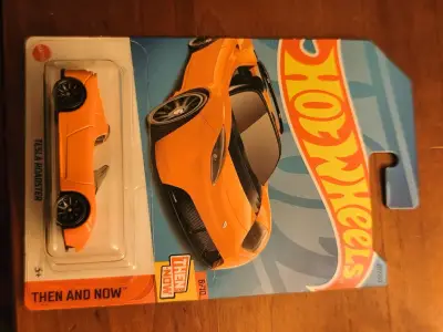 Hot Wheels Tesla Roadster Naranja 2023 - miniatura 1