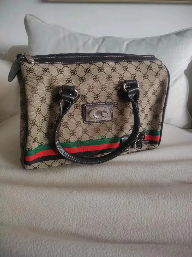 Bolso de mano elegante con diseño clásico - 1