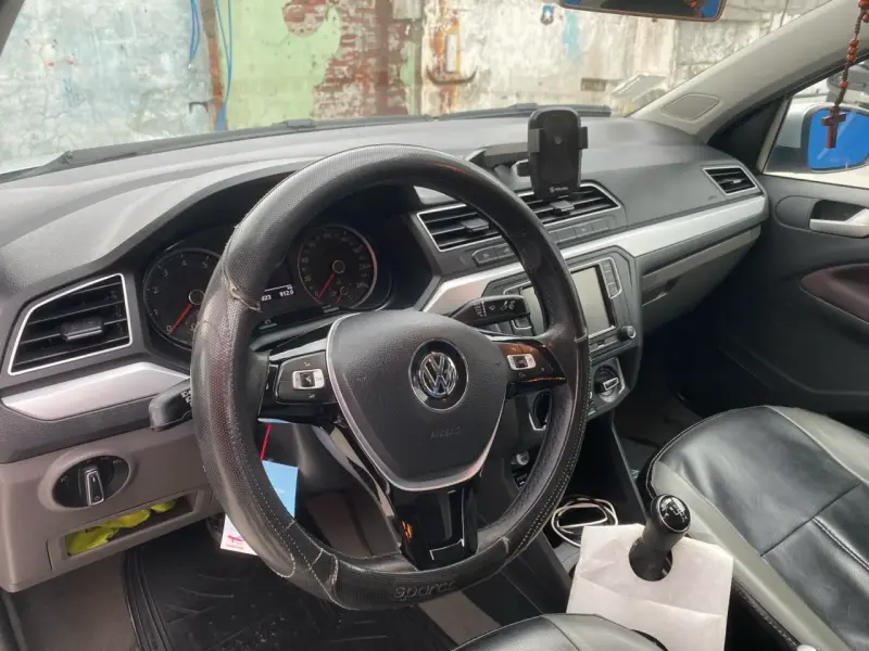 Volkswagen Voyage Highline2021 en excelente estado - 6