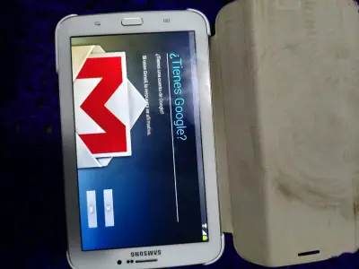 Tablet Samsung Galaxy Tab 3 con funda - miniatura 1