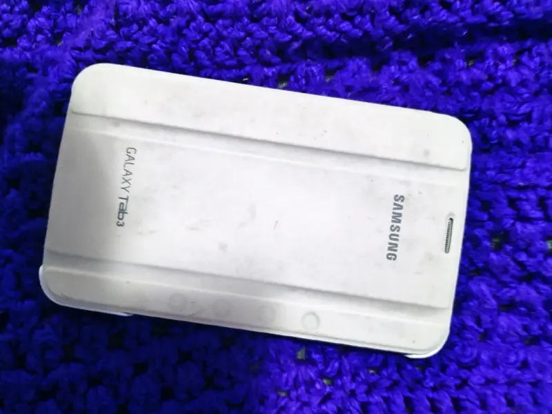 Tablet Samsung Galaxy Tab 3 con funda - 2