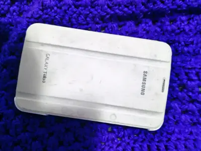 Tablet Samsung Galaxy Tab 3 con funda - miniatura 2