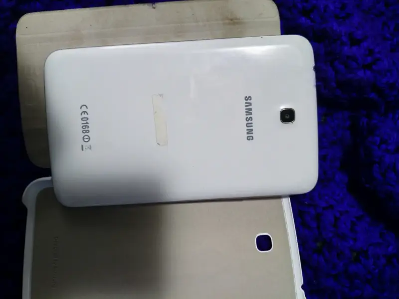 Tablet Samsung Galaxy Tab 3 con funda - 3