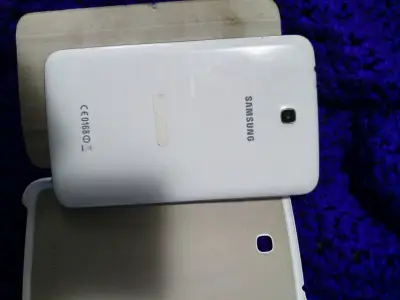 Tablet Samsung Galaxy Tab 3 con funda - miniatura 3