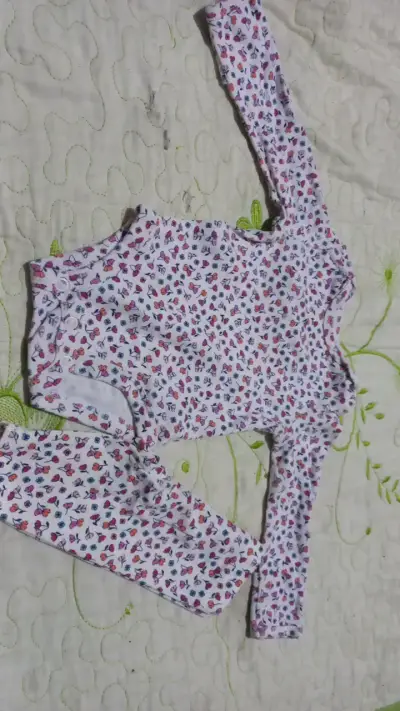 Conjunto de bebé estampado de mariposas Carter's - miniatura 1