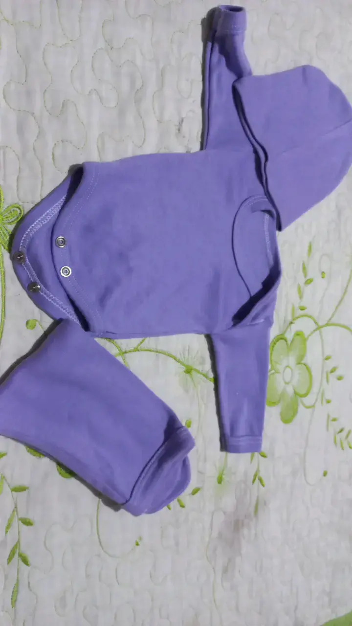 Conjunto de bebé morado con gorro