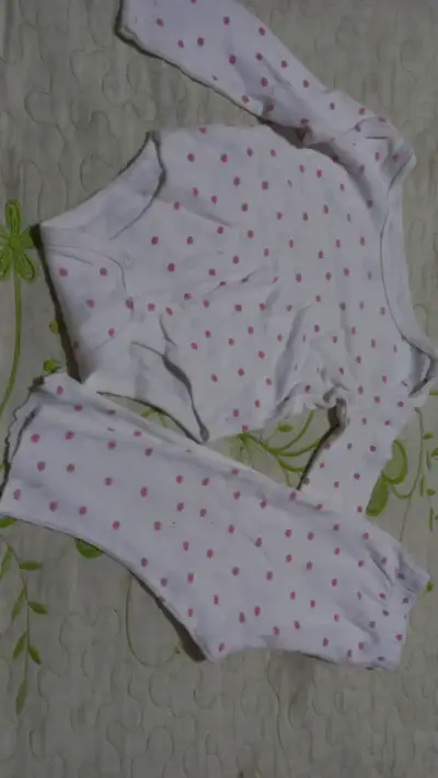 Pijama para bebé niña con lunares rosados - miniatura 1