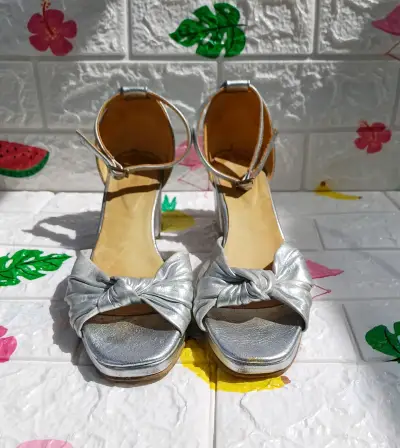 Sandalias plateadas con tacón y lazo - miniatura 1