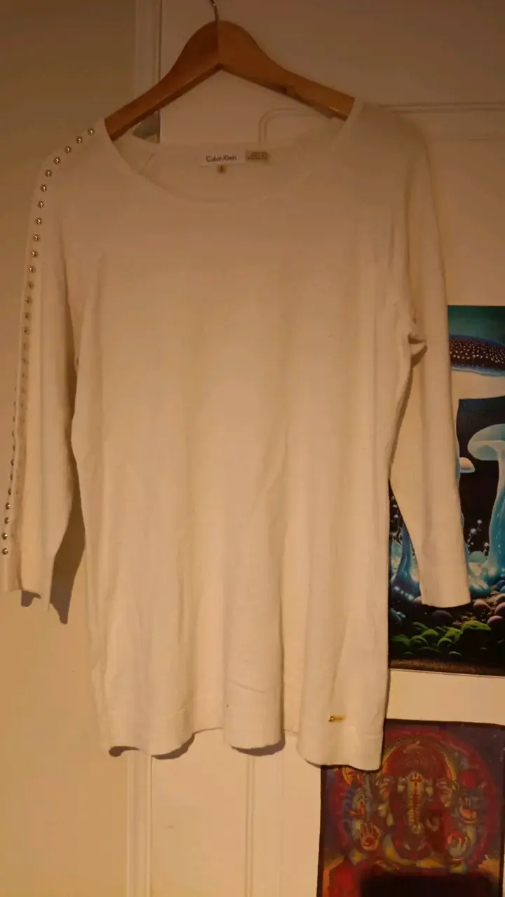 Polera blanca Calvin Klein con detalles en mangas - 3