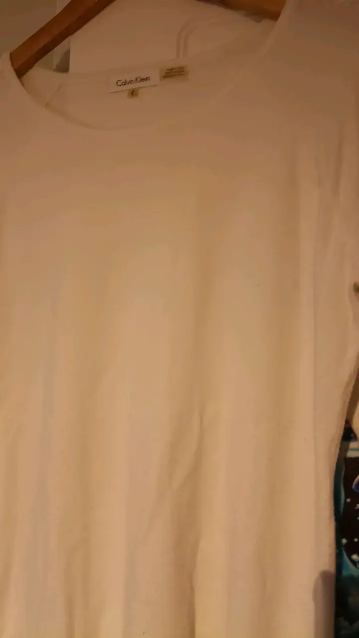 Polera blanca Calvin Klein con detalles en mangas - 4