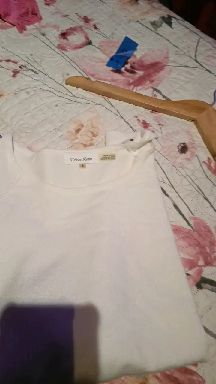 Polera blanca Calvin Klein con detalles en mangas - 5