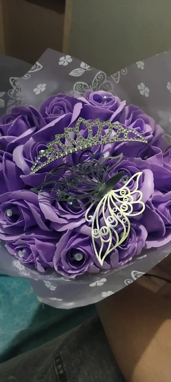 Ramo de rosas de jabon con tiara decorativa - 1