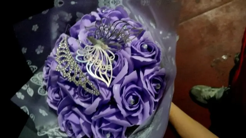 Ramo de rosas de jabon con tiara decorativa - 3