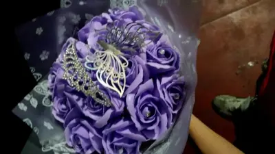 Ramo de rosas de jabon con tiara decorativa - miniatura 3