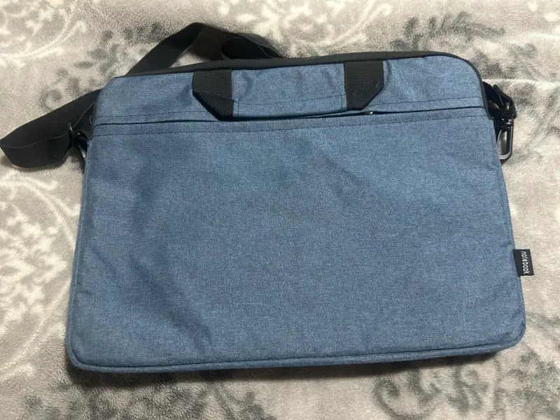 Maletín azul para notebook con correa ajustable