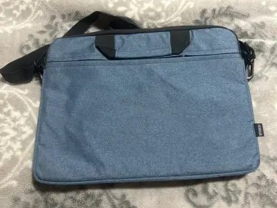 Maletín azul para notebook con correa ajustable - miniatura 1