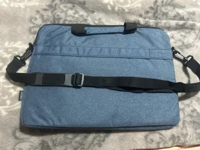 Maletín azul para notebook con correa ajustable - miniatura 2