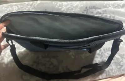 Maletín azul para notebook con correa ajustable - miniatura 3