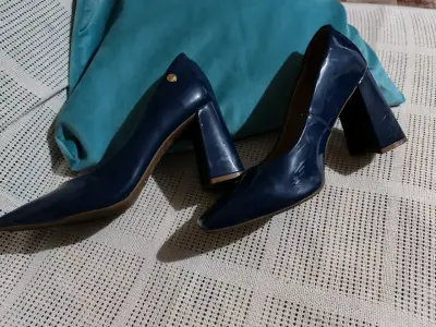 Zapatos de tacón alto azul oscuro elegantes - miniatura 1