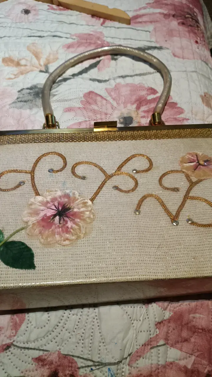 Cartera de Mano Bordada con Flores - 1