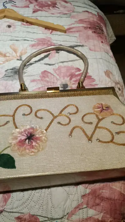 Cartera de Mano Bordada con Flores - miniatura 2
