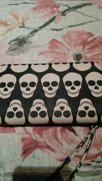 Cartera de mano con diseño de calaveras - miniatura 3