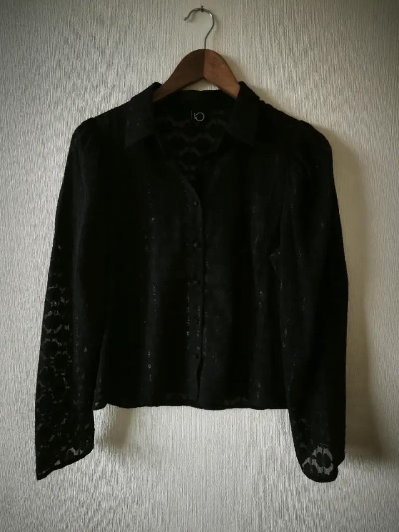 Blusa negra marca IO - 1