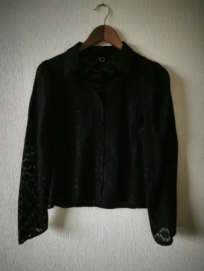 Blusa negra marca IO - miniatura 1