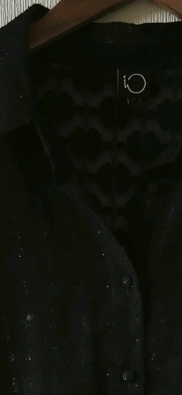 Blusa negra marca IO - 2