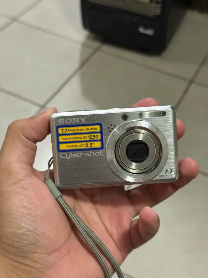 Cámara Sony Cyber-shot S750 7.2 MP con accesorios - 2