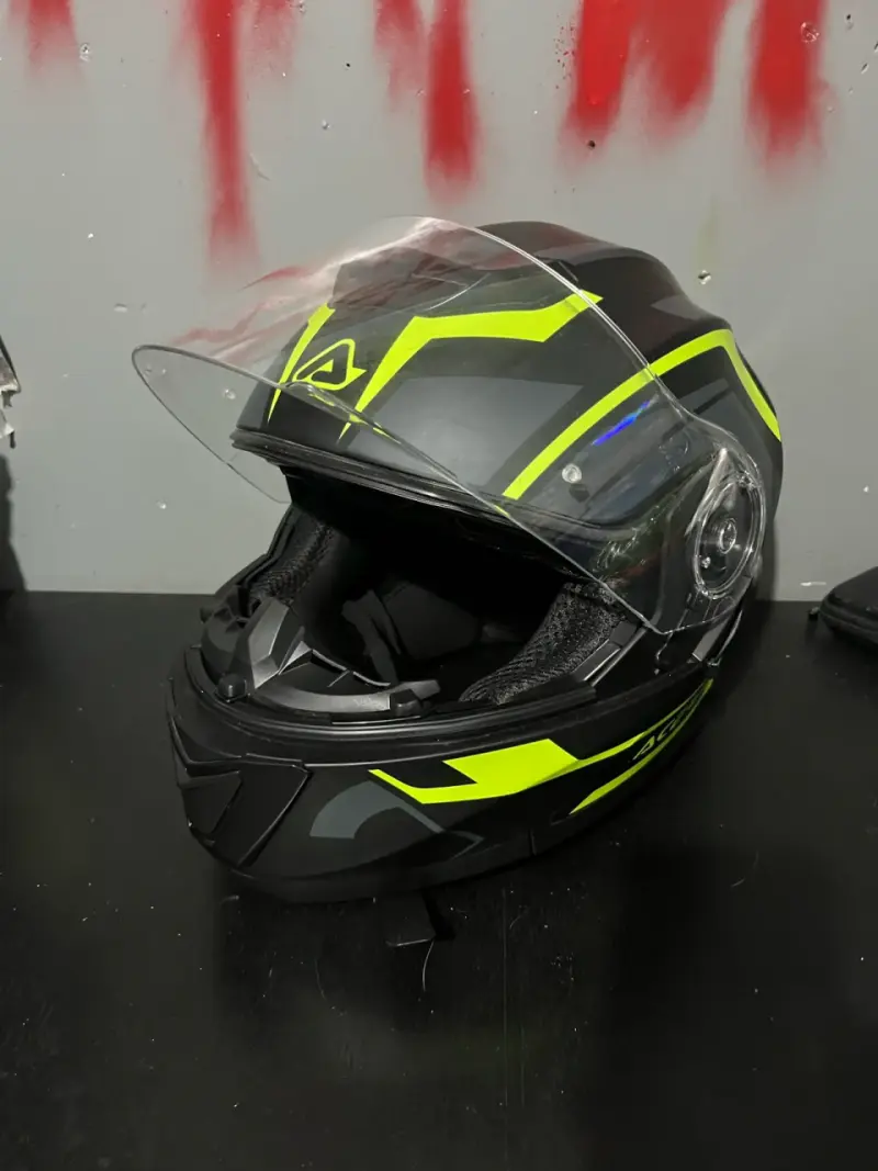 Casco de moto modular negro y amarillo - 1