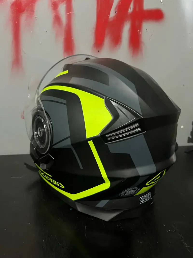 Casco de moto modular negro y amarillo - 2