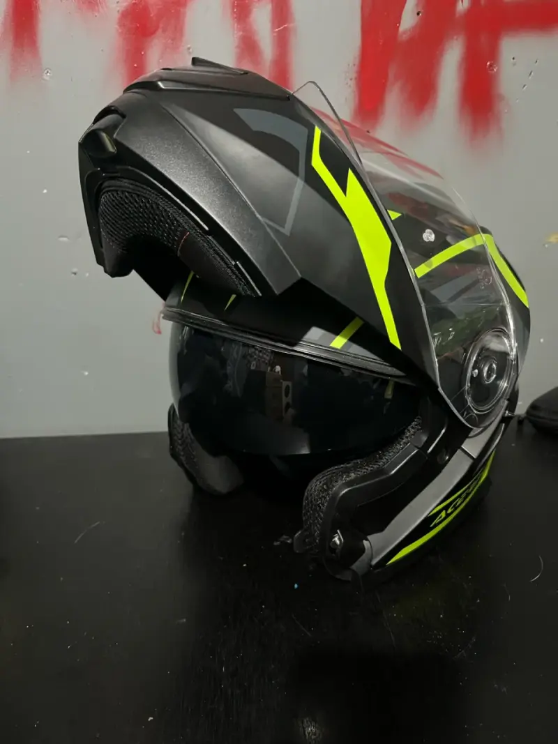 Casco de moto modular negro y amarillo - 3