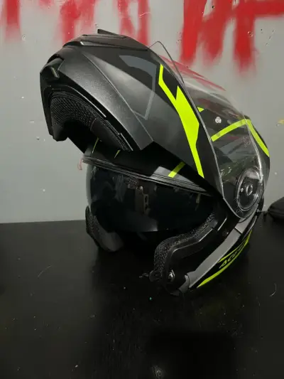 Casco de moto modular negro y amarillo - miniatura 3