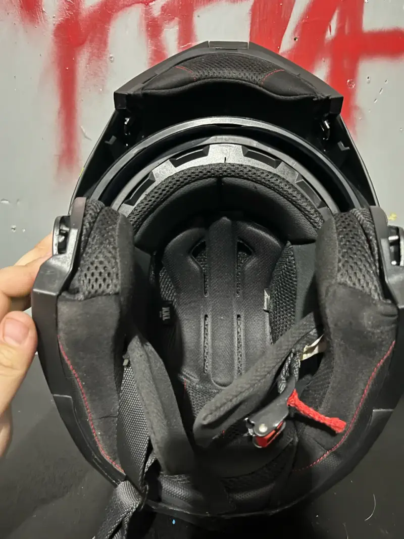 Casco de moto modular negro y amarillo - 4