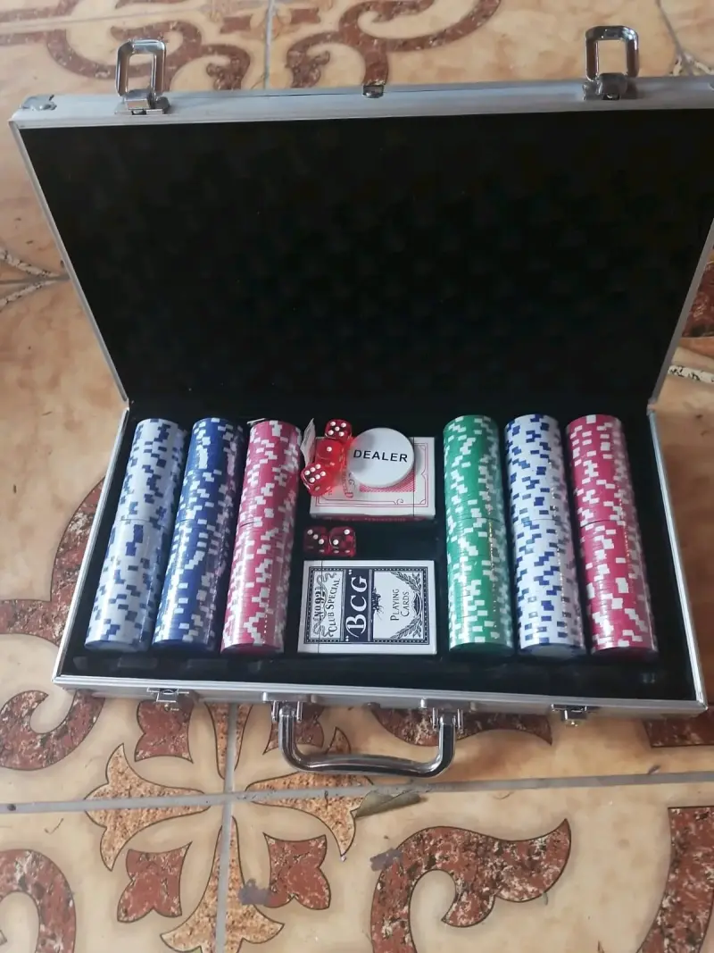 Set de póker con maletín y fichas de colores
