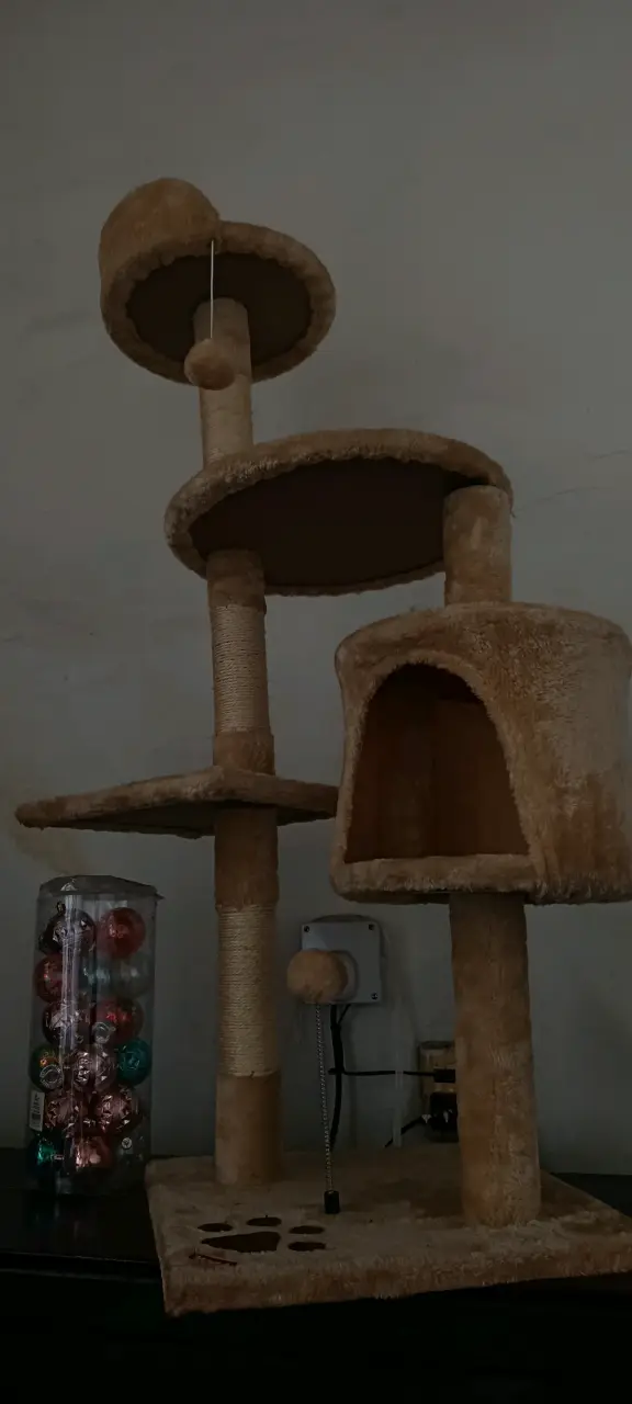 Árbol para gatos con plataformas y cueva