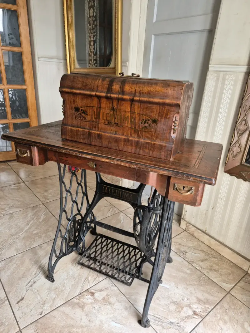 Máquina de Coser Antigua Singer con Mesa de Madera - 1