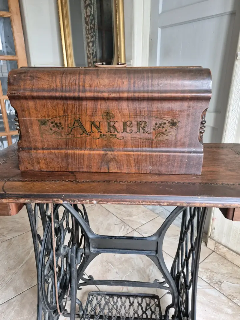 Máquina de Coser Antigua Singer con Mesa de Madera - 2