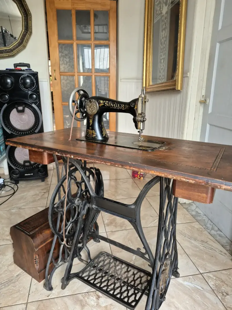 Máquina de Coser Antigua Singer con Mesa de Madera - 3