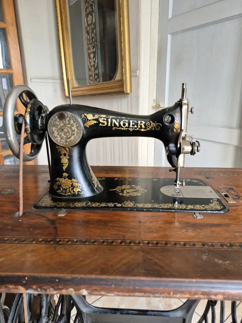 Máquina de Coser Antigua Singer con Mesa de Madera - 4