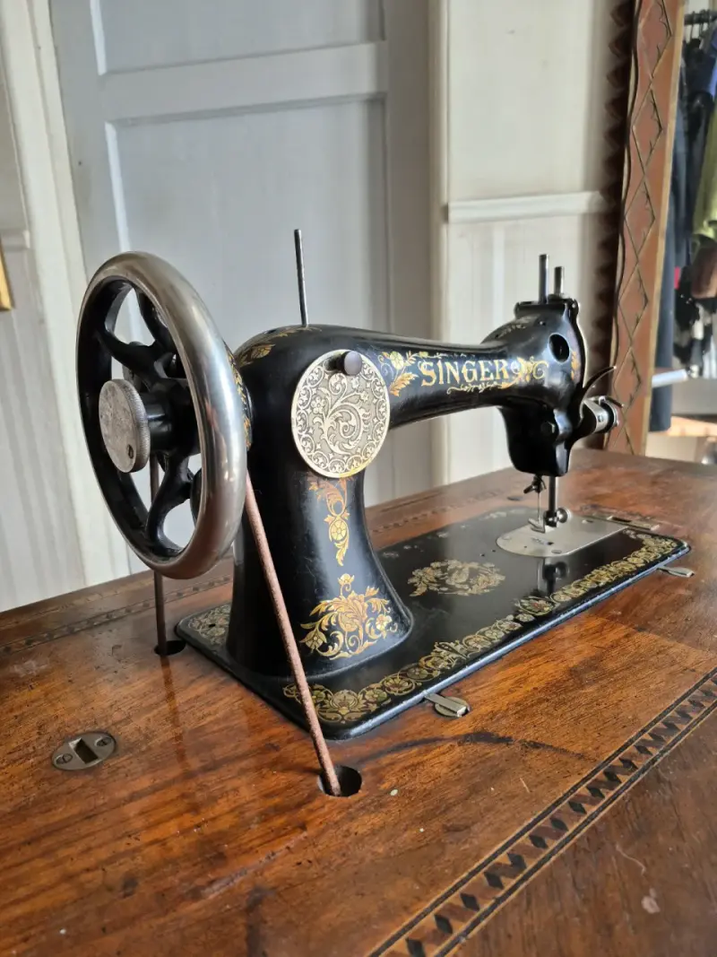 Máquina de Coser Antigua Singer con Mesa de Madera - 5