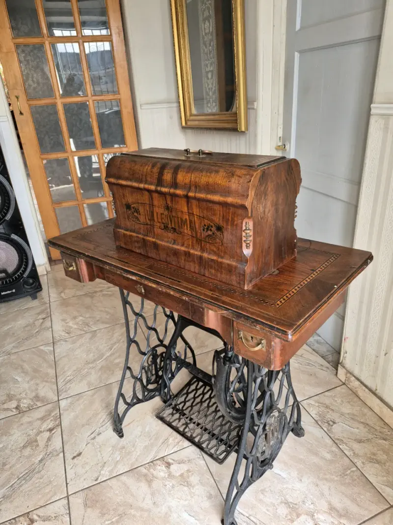 Máquina de Coser Antigua Singer con Mesa de Madera - 6