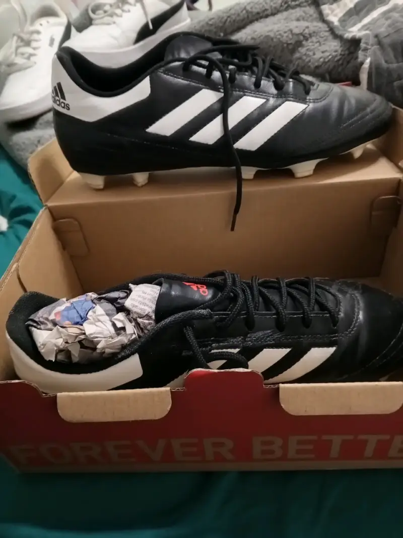 Botines de fútbol Adidas negros y blancos - 3
