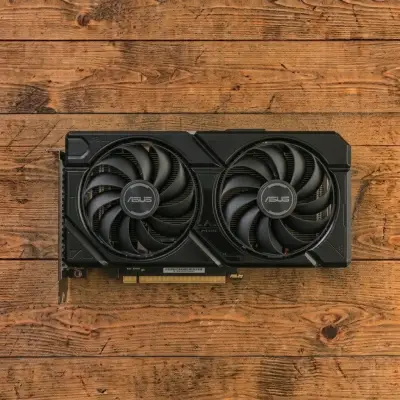 Tarjeta ASUS RX 7600 8gb - miniatura 1