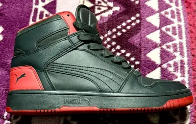 Zapatillas deportivas negras y rojas Puma - miniatura 1